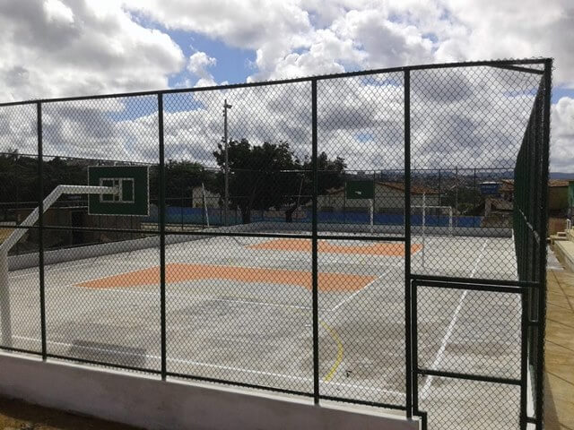 Redes de proteção em quadras esportivas.